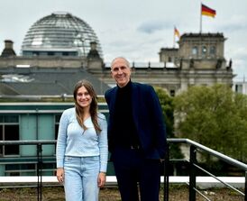 Christoph Schmid, MdB mit der Girls´Day-Teilnehmerin Sara
